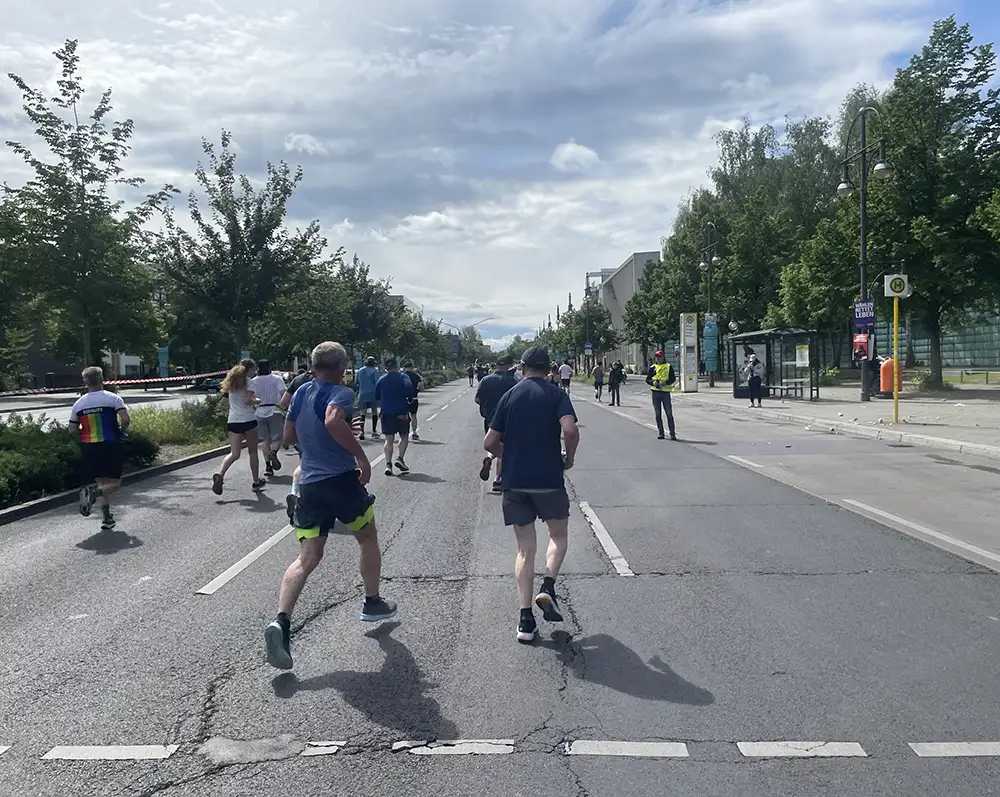 Läuferinnen und Läufer auf einer breiten dreispurigen Straße