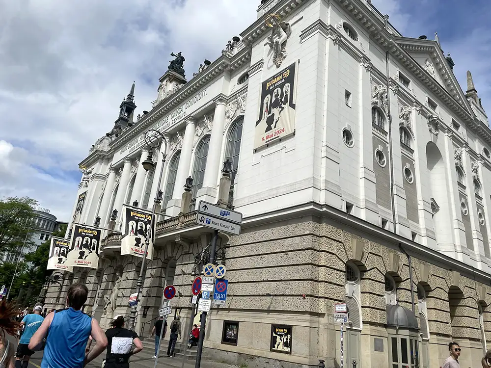 Historische Fassade des Theaters des Westens mit Bannern zum aktuellen Musical Ku'damm 59