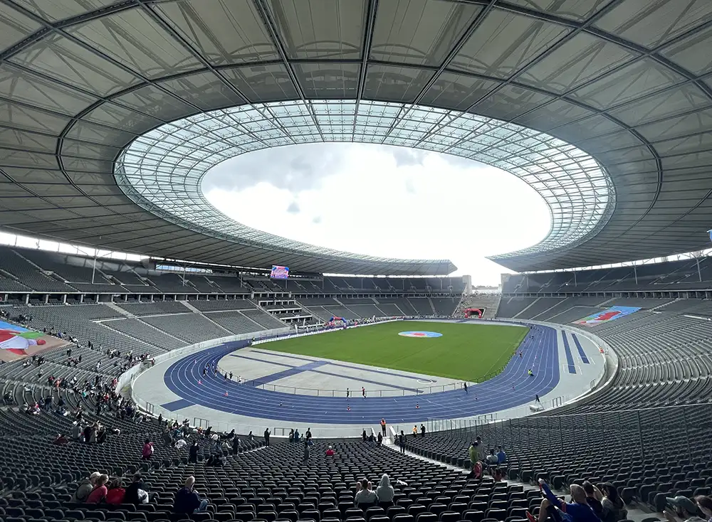 Blick von den oberen Rängen auf das Innere des Olympiastadions