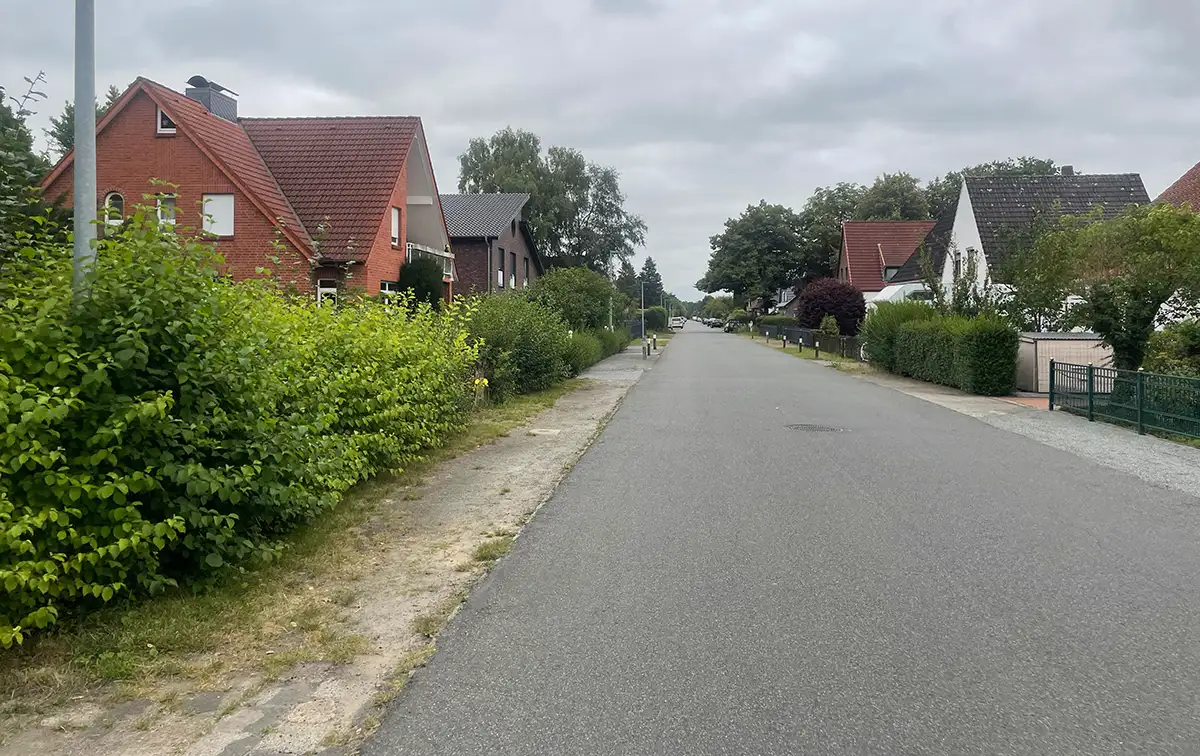 Eine kleine asphaltierte Straße bis zum Horizont