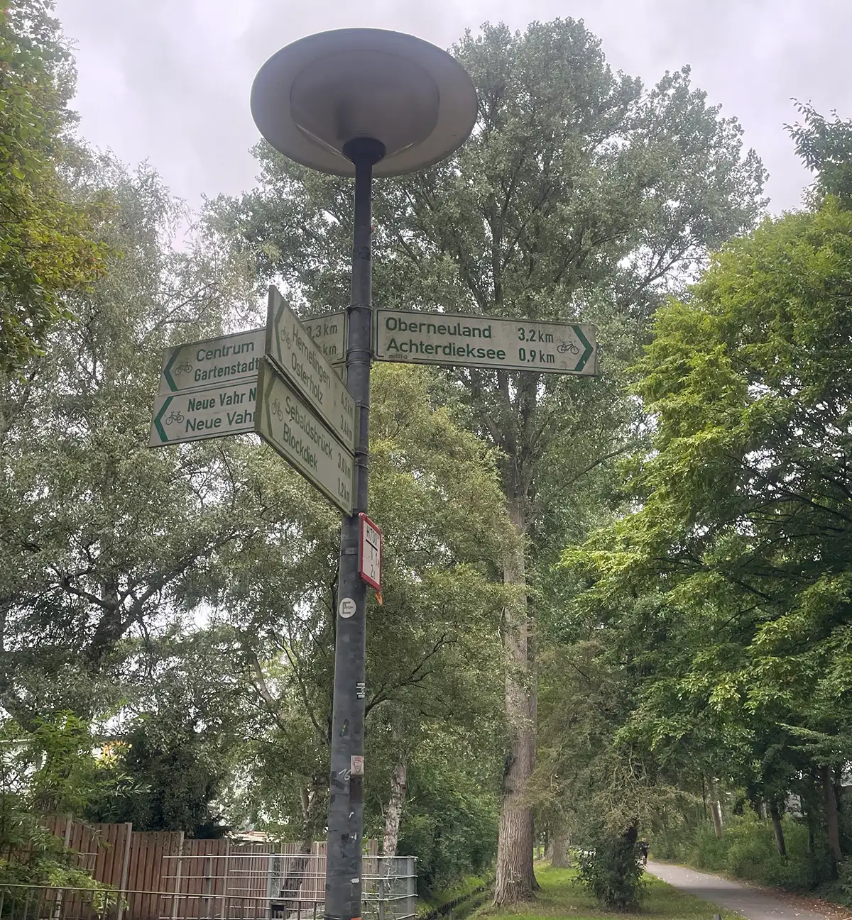 Laterne mit Richtungs-Hinweisen: Oberneuland 3,2 km, Achterdieksee 0,9 km, etc.
