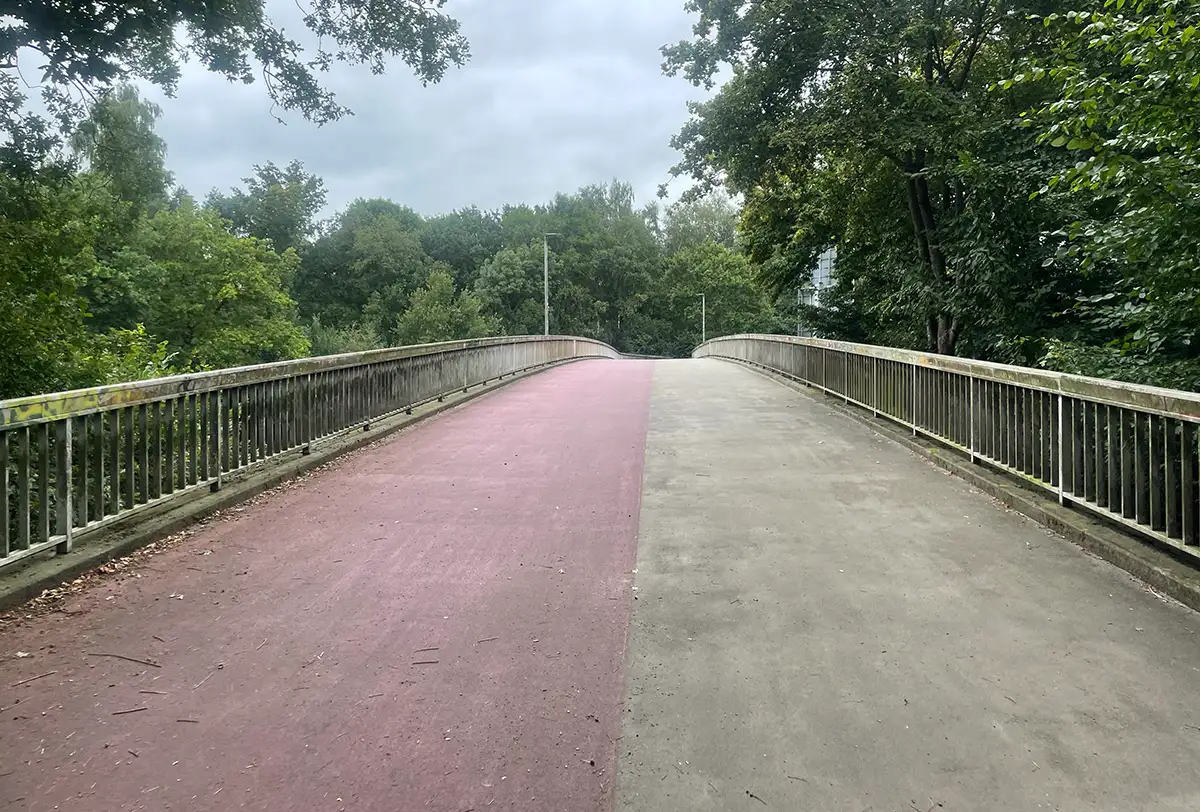 Fußgänger- und Radfahrerbrücke über die Autobahn