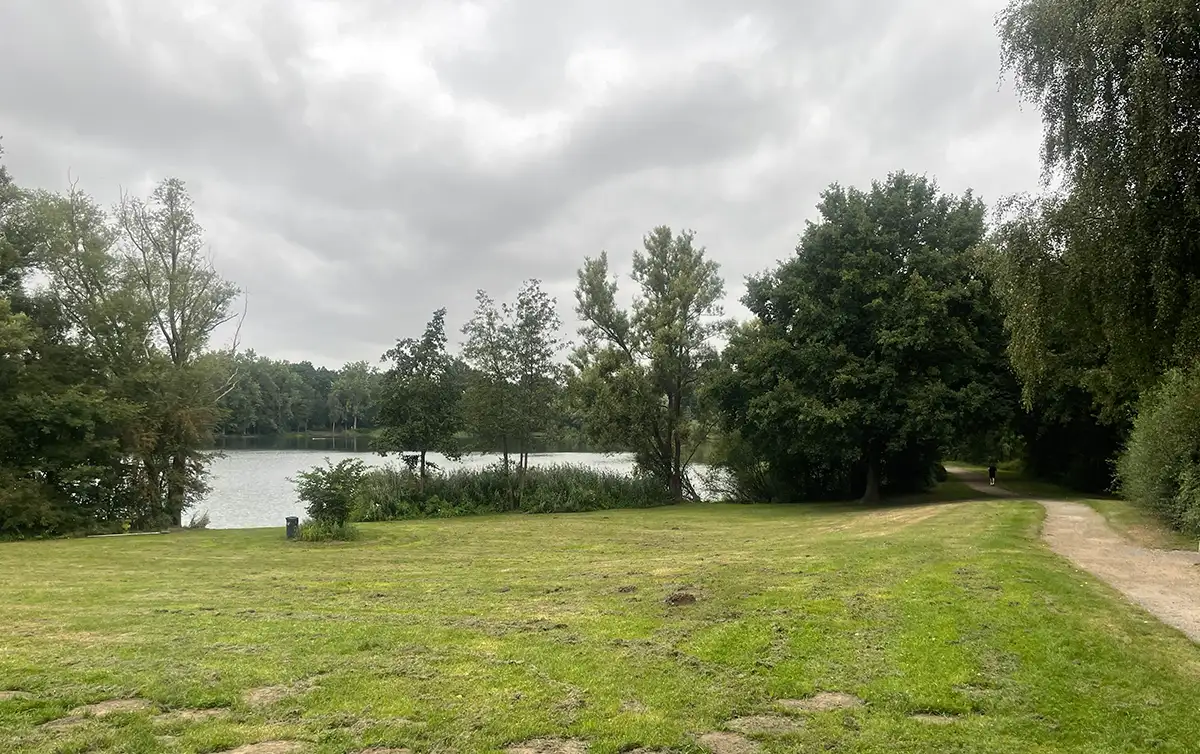 Blick auf den Achterdieksee mit Parkweg drumherum