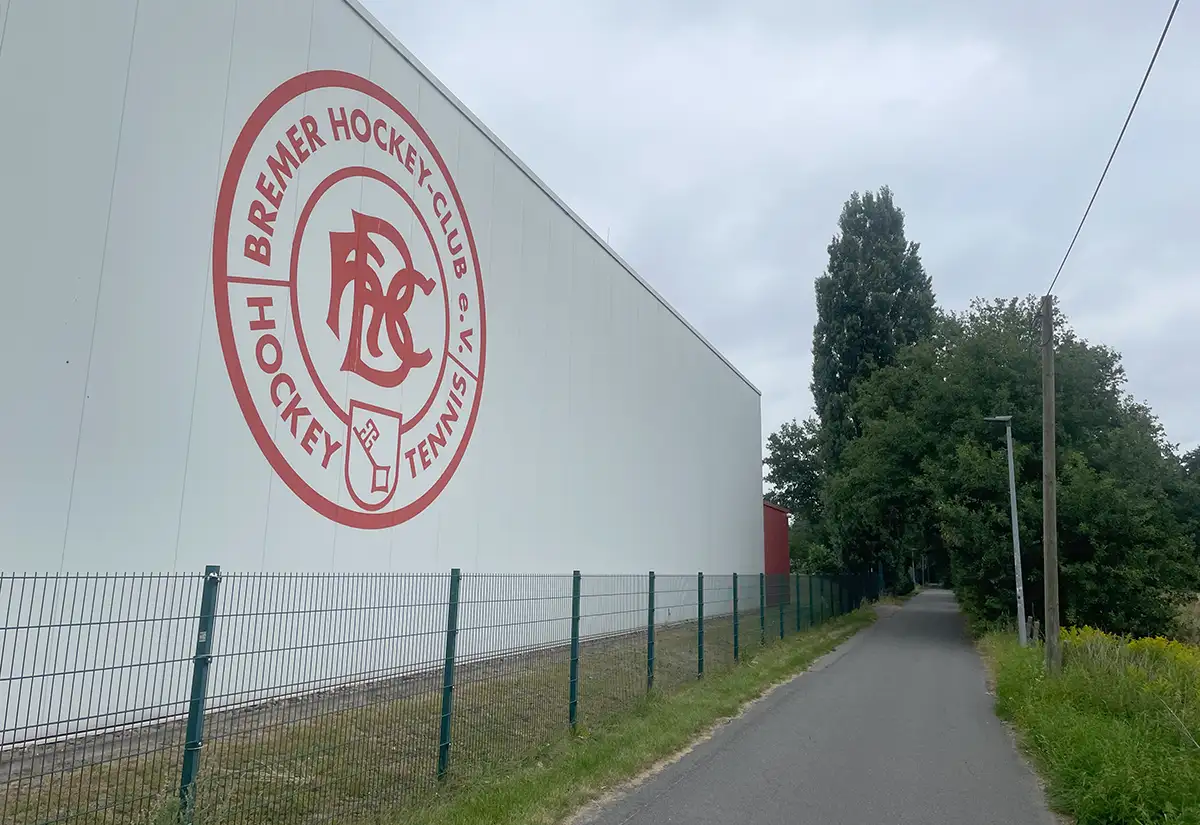 Große weiße Halle mit Logo Bremer Hockey-Club e.V.