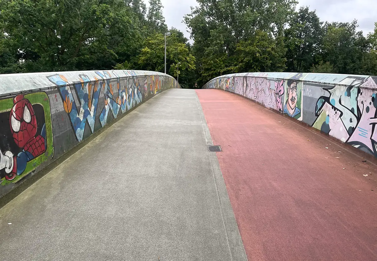Graffitibesprühte Fußgänger- und Radfahrerbrücke über die Autobahn