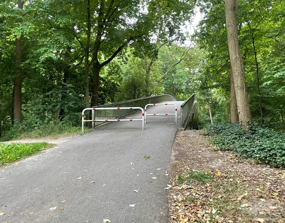 Autobahnbrücke für Fußgänger im Grünen