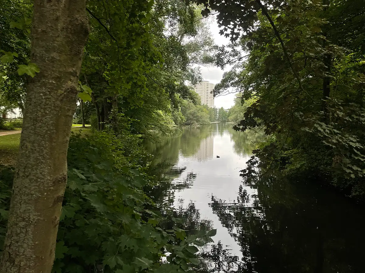 Blick über den Vahrer See und das Aalto-Hochhaus am anderen Ende