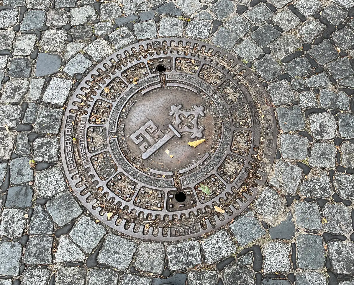 Gullydeckel mit dem Bremer Schlüssel