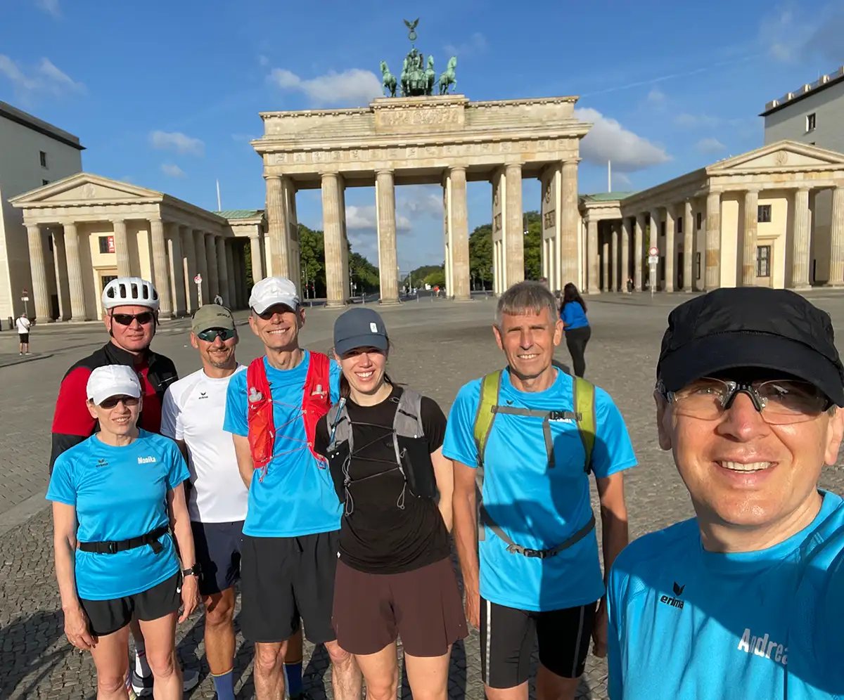 Gruppenfoto der startblog-f-Läuferinnen und -Läufer vor dem Brandenburger Tor
