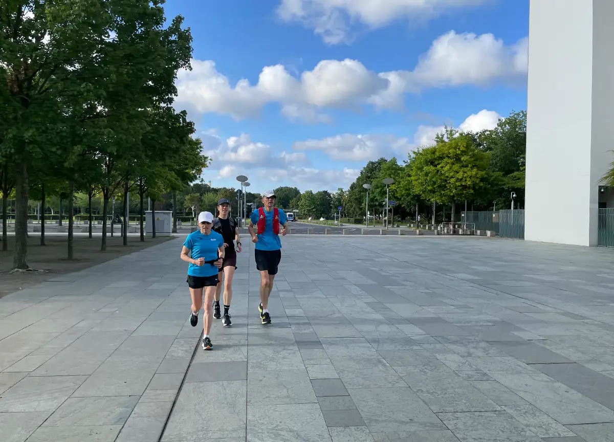 Lauf-Trio auf dem Vorplatz des Bundeskanzleramts