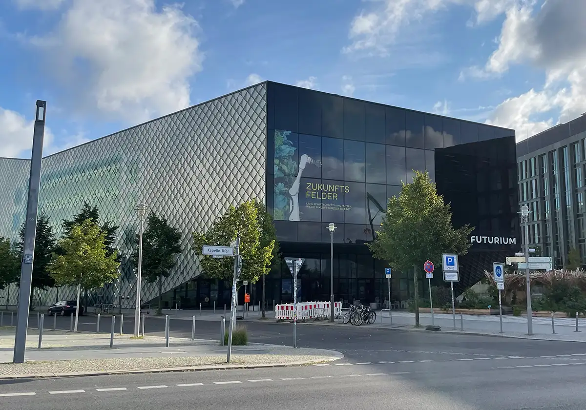 Futurium-Gebäude mit Ankündigung „Zukunfstfelder“