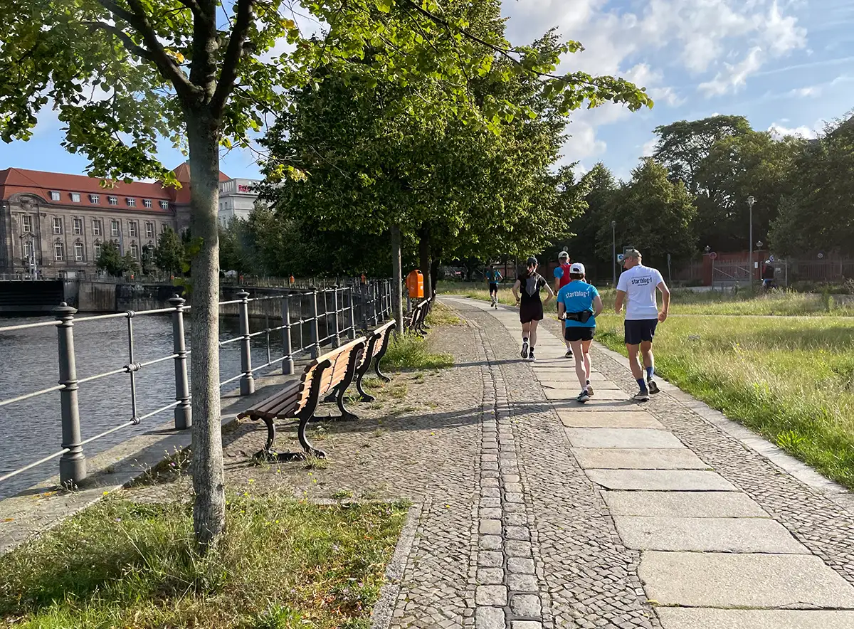 Laufgruppe am Ufer des Humboldthafens