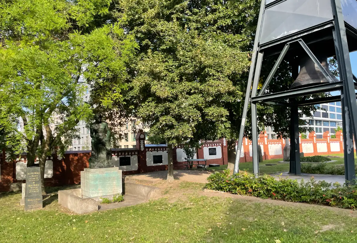 Alte Grabstellen auf dem Invalidenhof