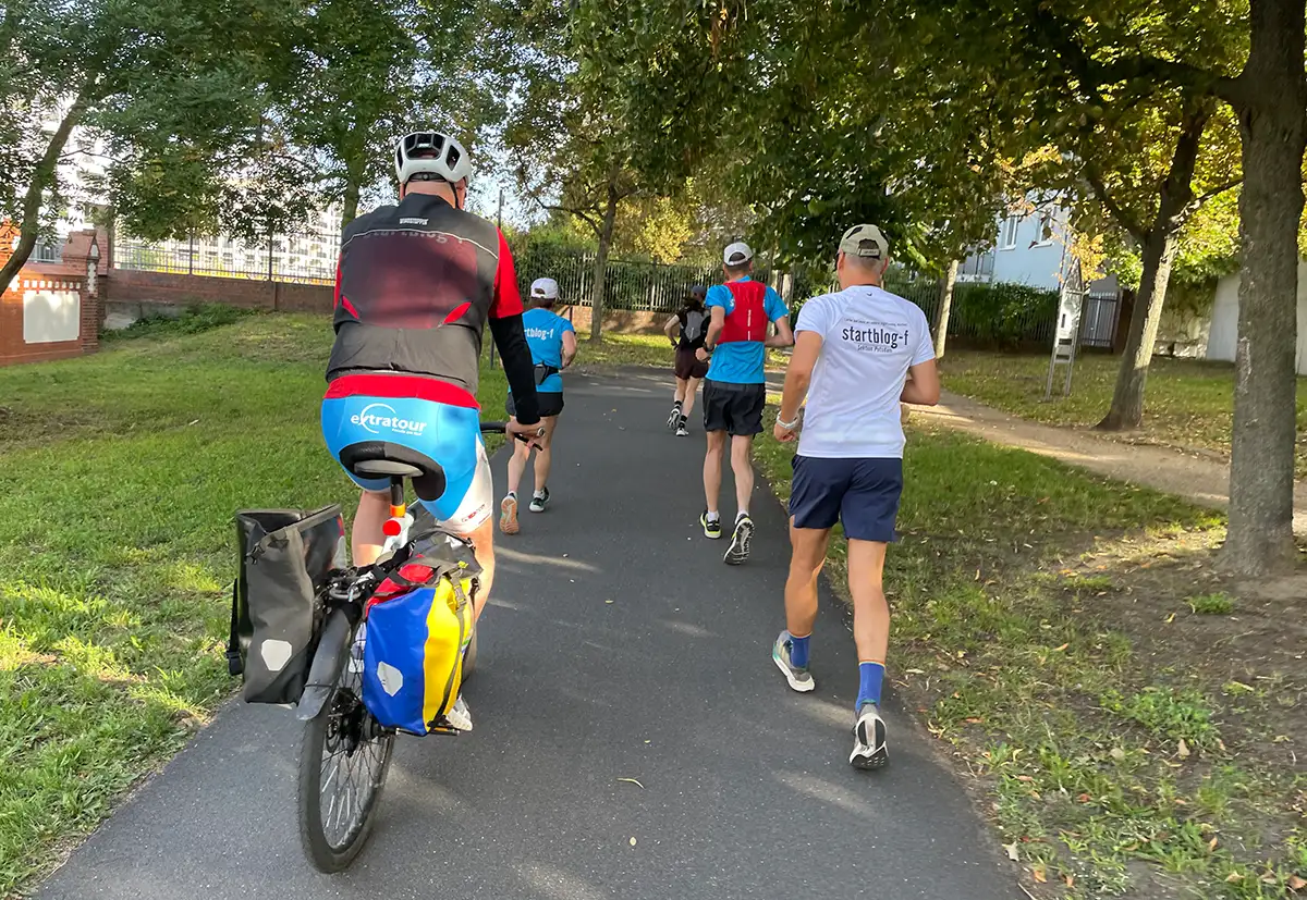 Laufgruppe mit Radbegleiter kurz vor Ende des Friedhofs