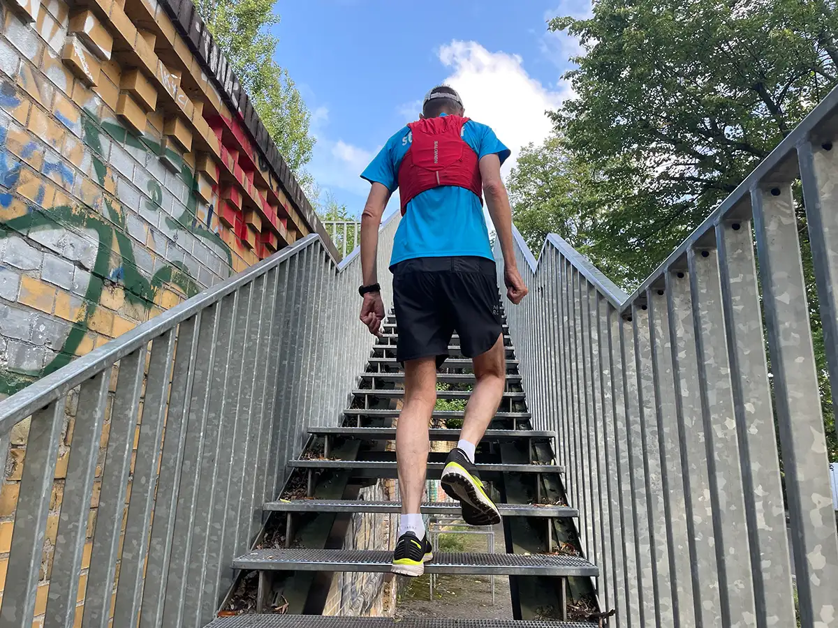 Läufer geht eine Metalltreppe hinauf