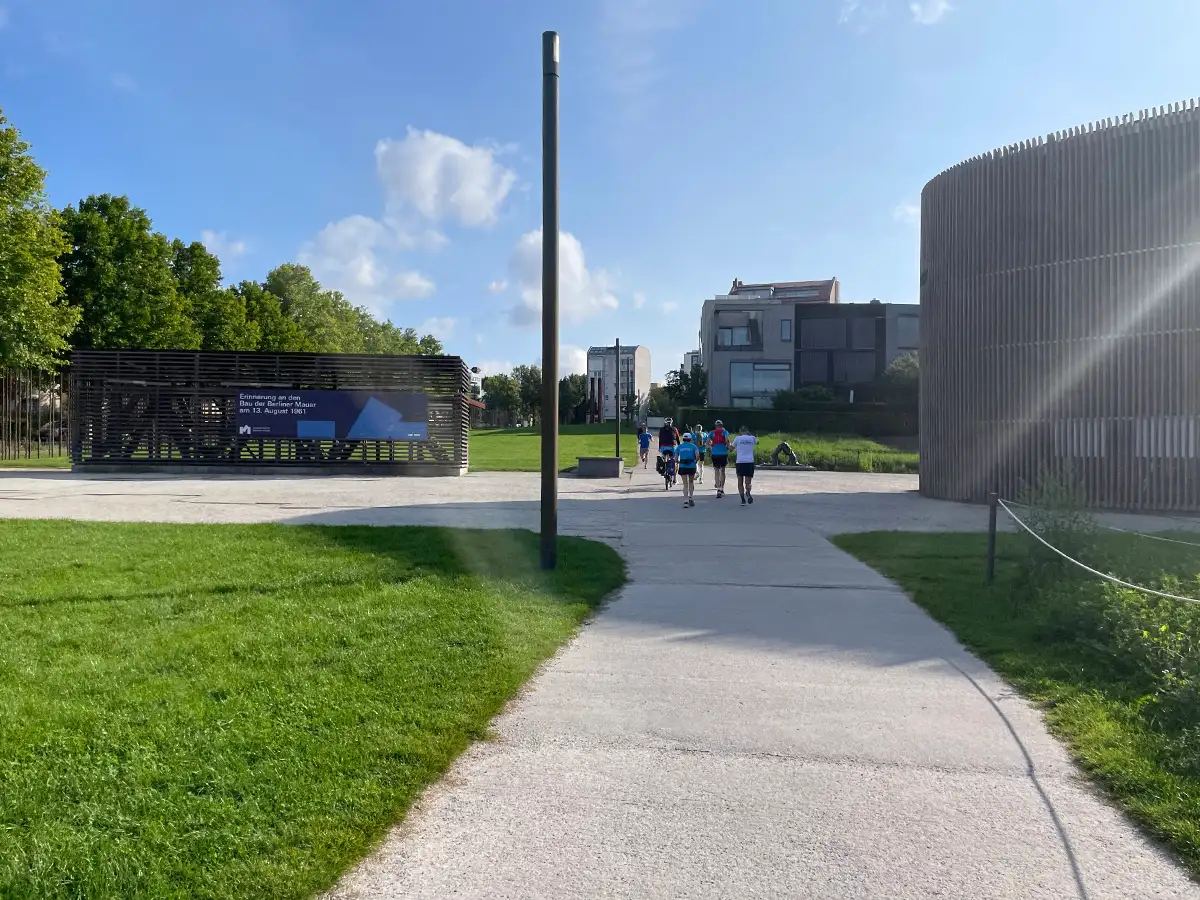 Laufgruppe auf dem Gelände der Gedenkstätte an der Bernauer Straße