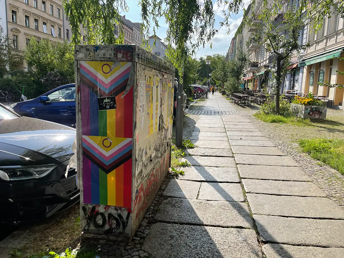 Regenbogen-Plakate an einem Trafokasten in der Oderberger Straße