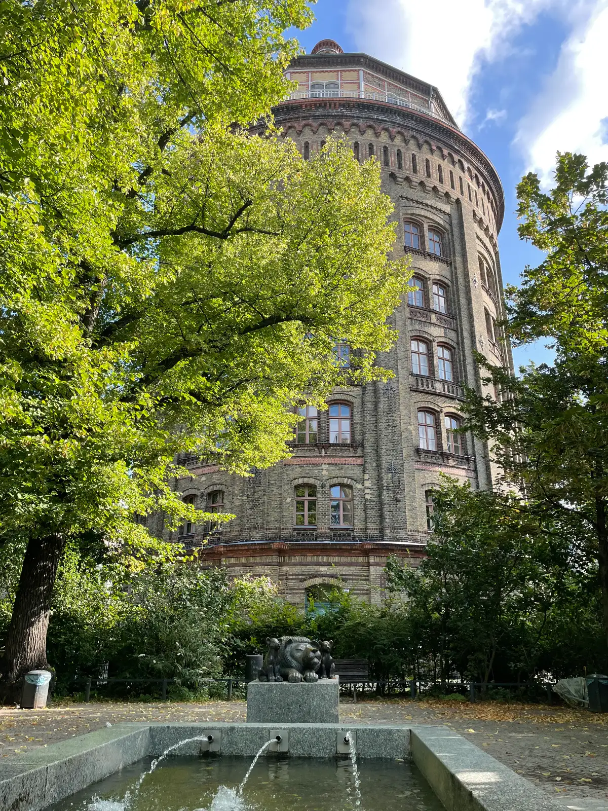 Großer Wasserturm in Prenzlauer Berg, davor Wasserspiele mit einer Löwenskulptur