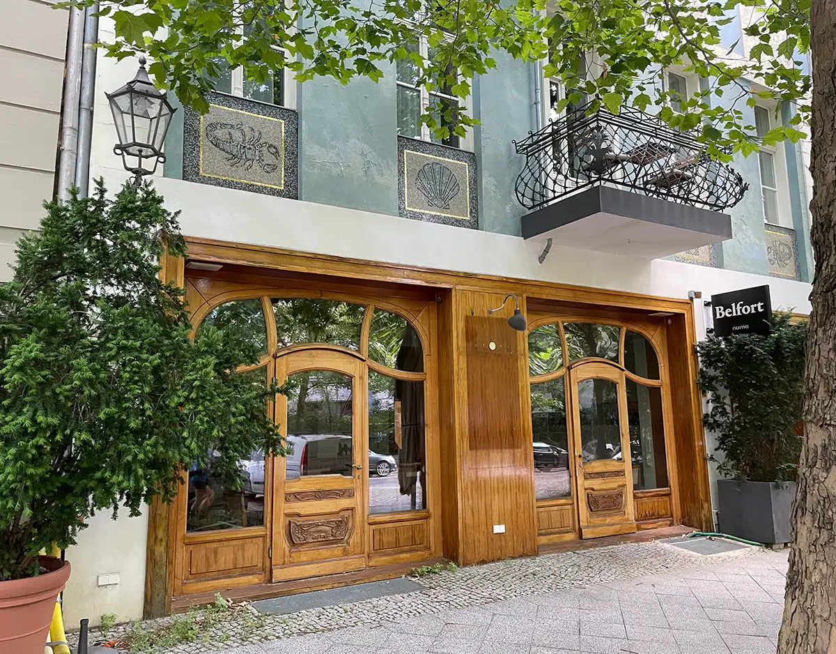 Holzvertäfelte Eingänge mit großen Scheiben zu einem Hotel