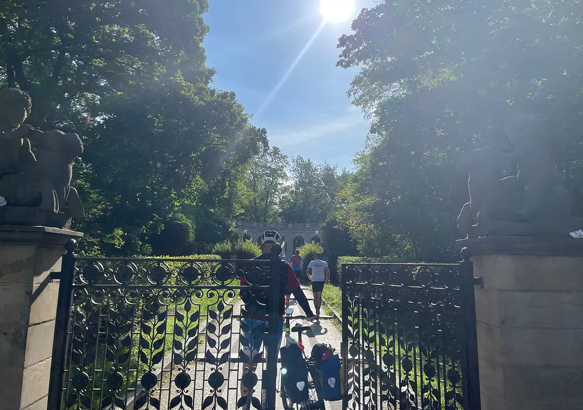 Metall-Eingangsportal zum Märchenbrunnen im Gegenlicht