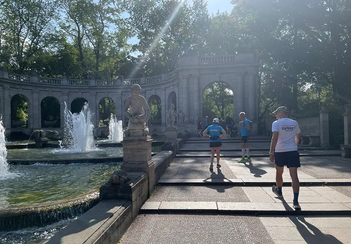 Laufgruppe neben dem Märchenbrunnen