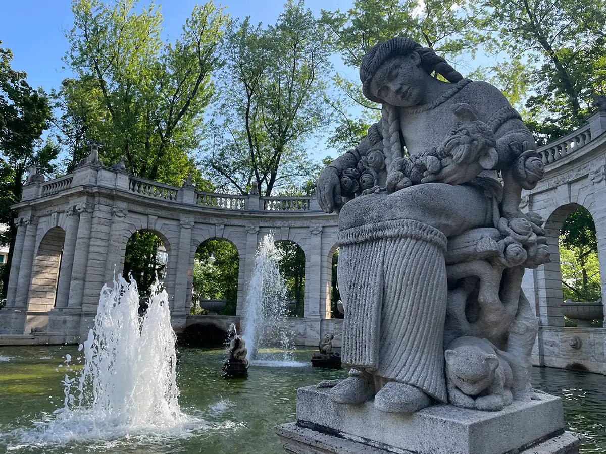 Steinskulptur Dornröschen am Märchenbrunnen