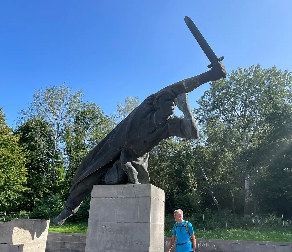 Denkmal für deutsche Interbrigadisten im Volkspark Friedrichshain: Die Skulptur zeigt einen Kämpfer, der mit erhobenem Schwert und geballter Faust dynamisch voranstürmt