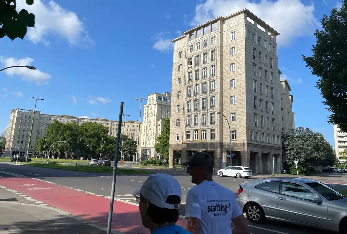 Typisches Wohnhaus im Stil des Sozialistischen Klassizismus am Strausberger Platz