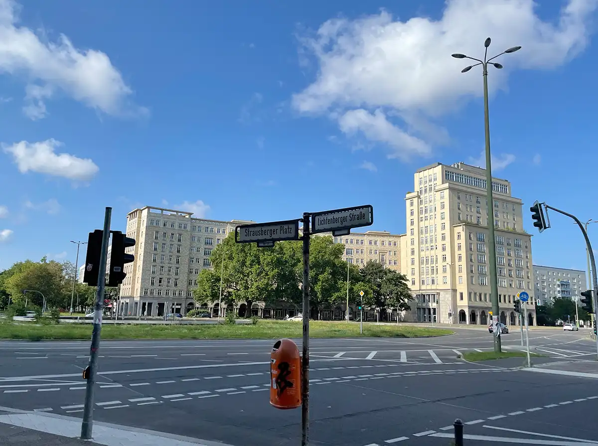 Kreisverkehr am Strausberger Platz, der berühmte Brunnen ist teilweise demontiert