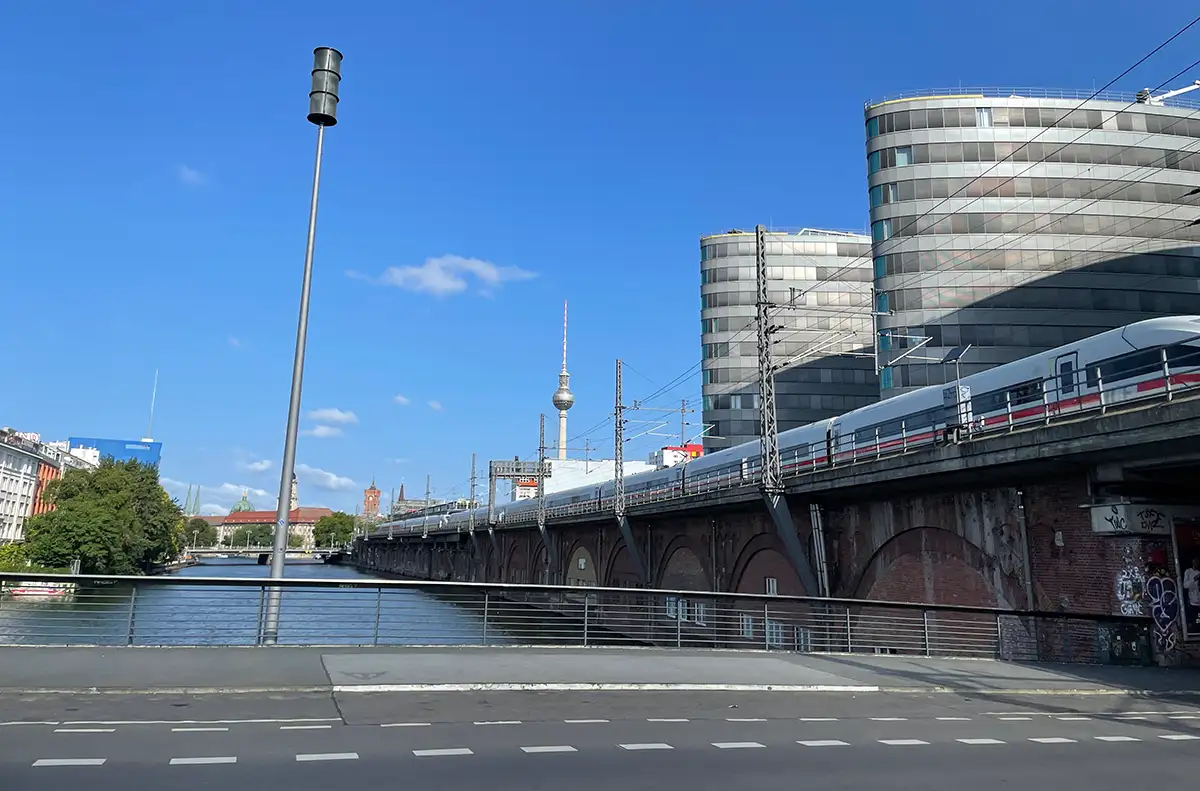 Blick von der Michaelbrücke auf die Trias-Bürogebäude, den Fernsehturm und das rote Rathaus