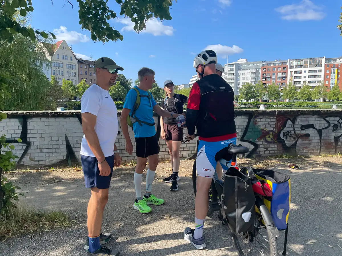 Pause am Engelbecken: Radbegleiter verteilt Getränke