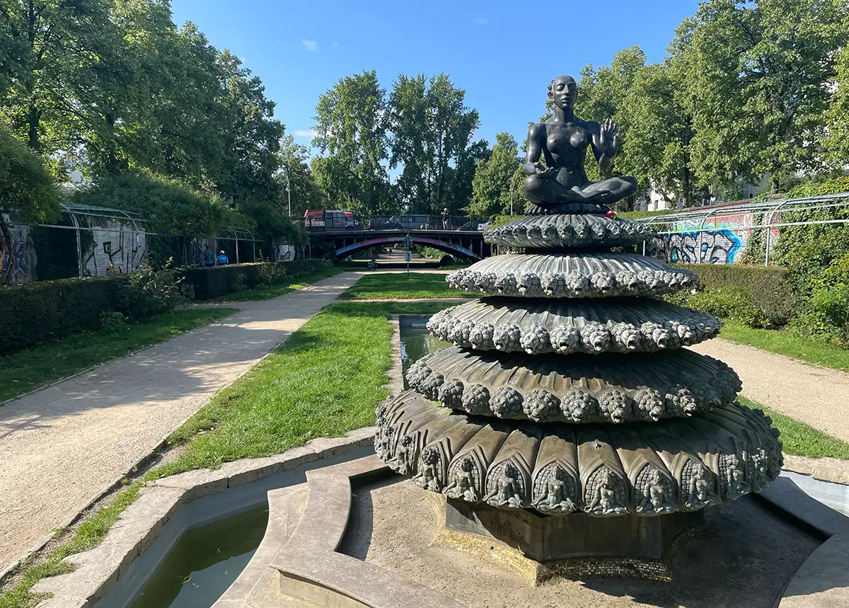 Indischer Brunnen auf dem Parkweg am Engelbecken