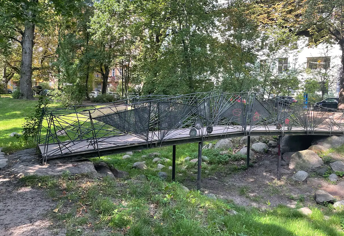 Kleine Fußgängerbrücke mit besonderem Gitterwerk