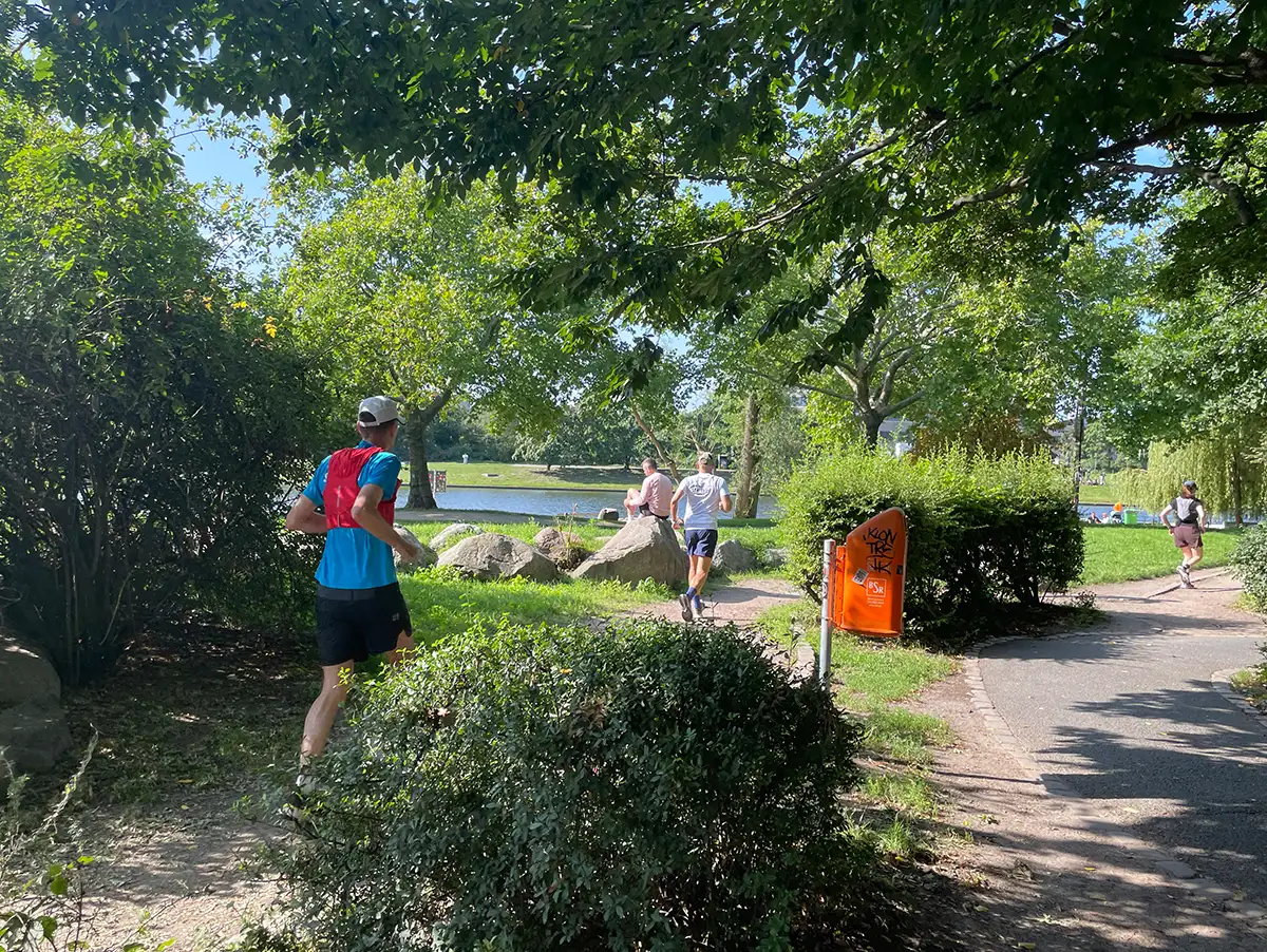Läufer in einem Park am Ufer des Landwehrkanals