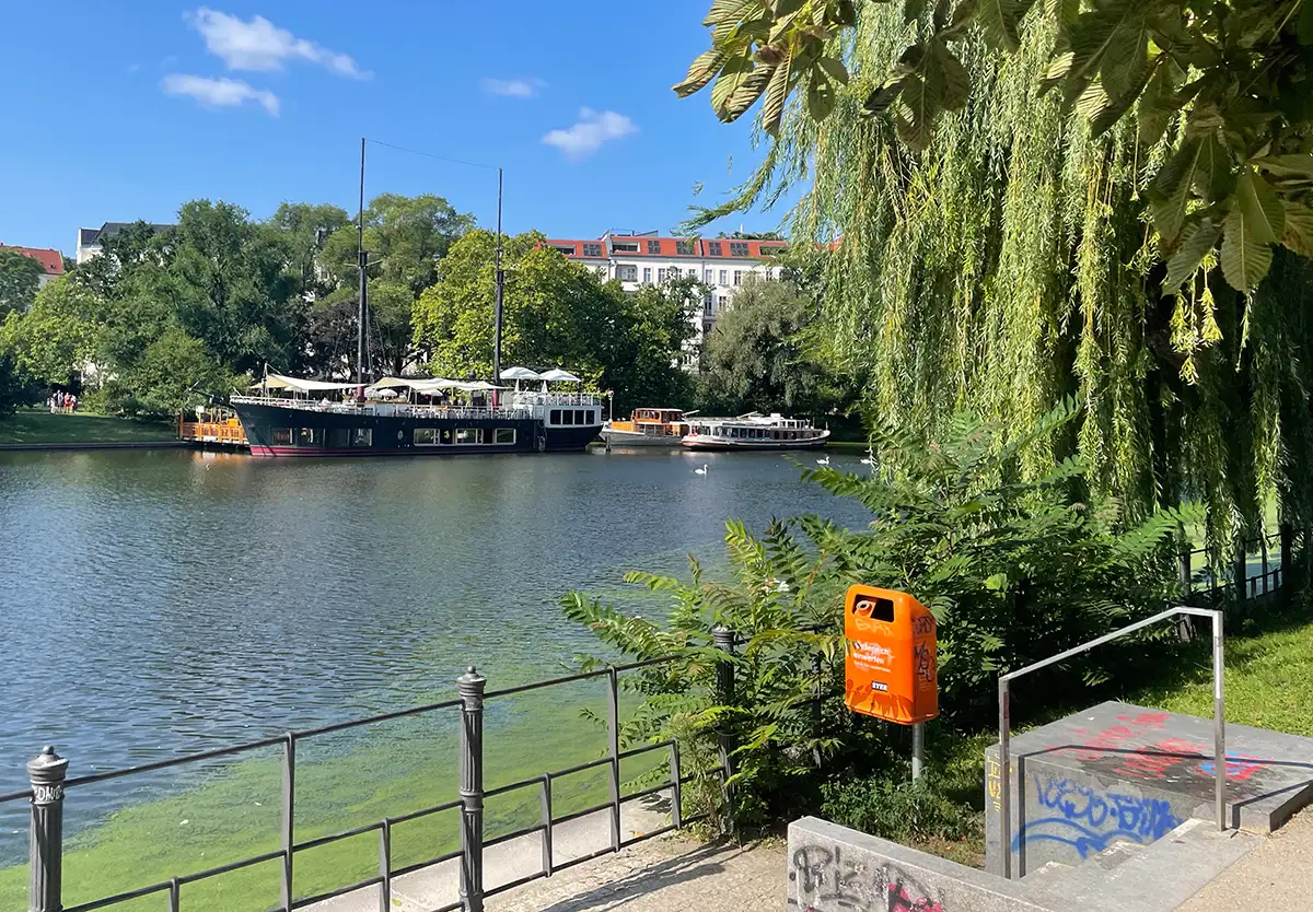 Blick auf mehrere Schiffe, die am anderen Ufer liegen