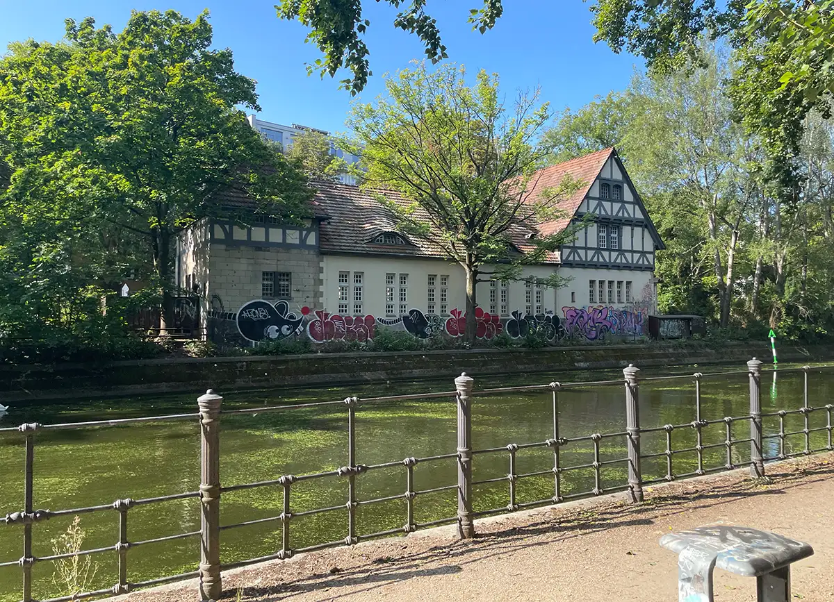 Fachwerkhaus mit kleinteiligen Fenstern am Landwehrkanal