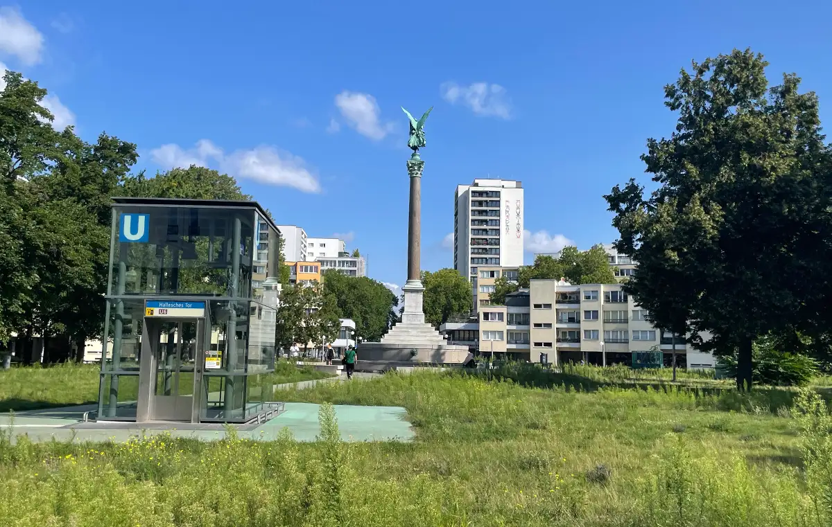 Friedenssäule und gläserner U-Bahn-Fahrstuhl auf dem Mehringplatz