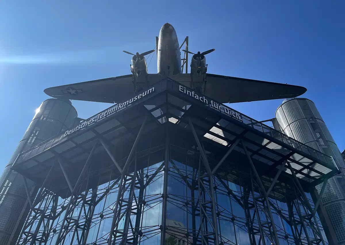 Rosinenbomber über dem Eingang des Technikmuseums von unten gesehen