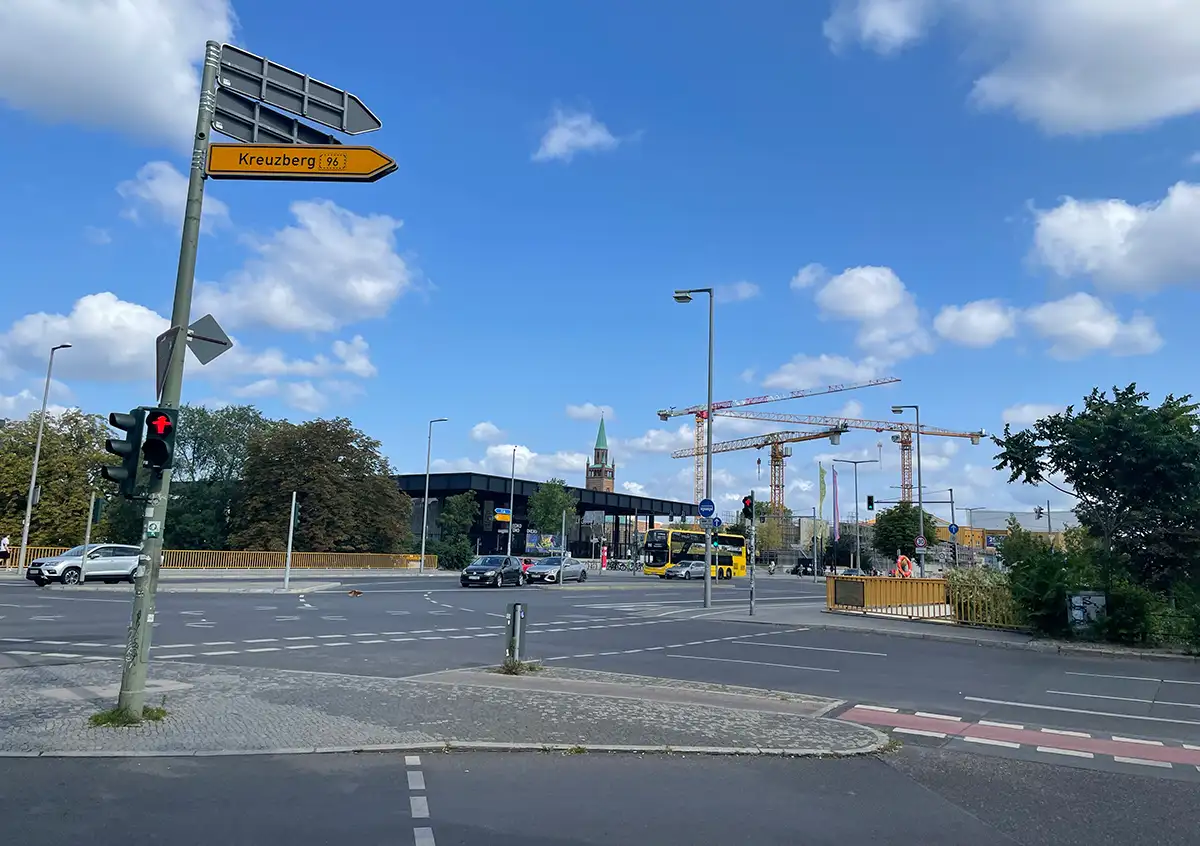 Große Straßenkreuzung, schräg gegenüber liegt die Neue Nationalgalerie