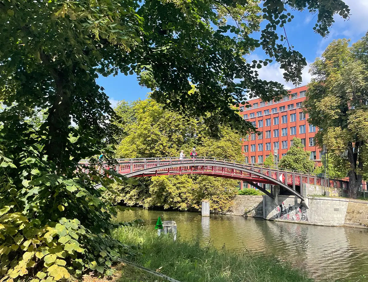 Auf dem Hiroshimasteg wartet der Radbegleiter