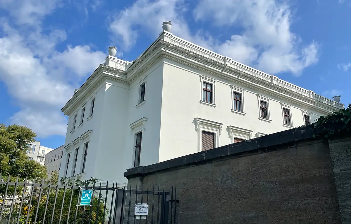 Weiße klassizistische Villa mit Zierfries