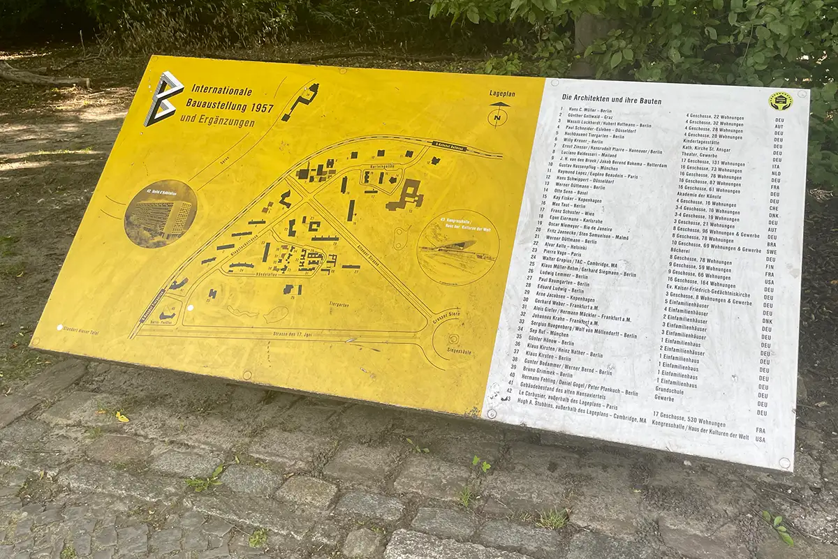 Überblickstafel mit der Lage der Gebäude im Hansaviertel und der Zuordnung ihrer Architekten