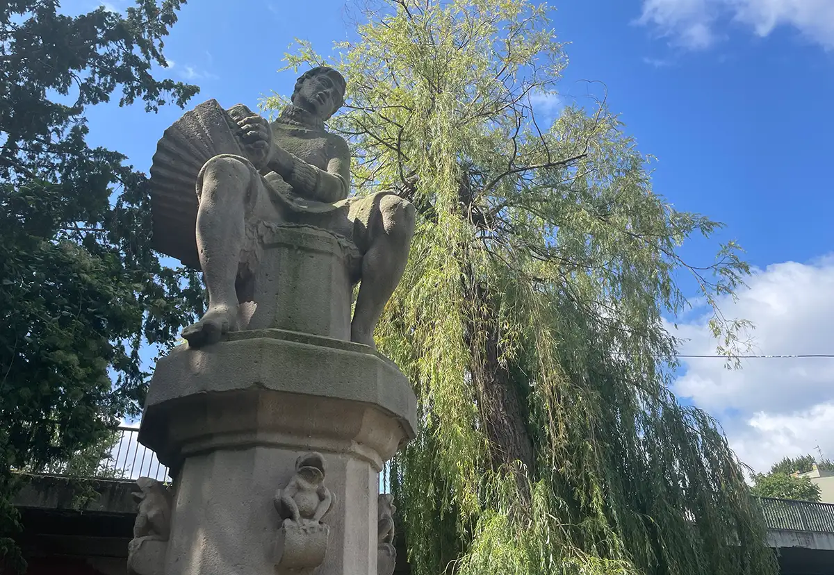 Steinskulptur eines Mannes mit einer Zieharmonika am Schifferbrunnen