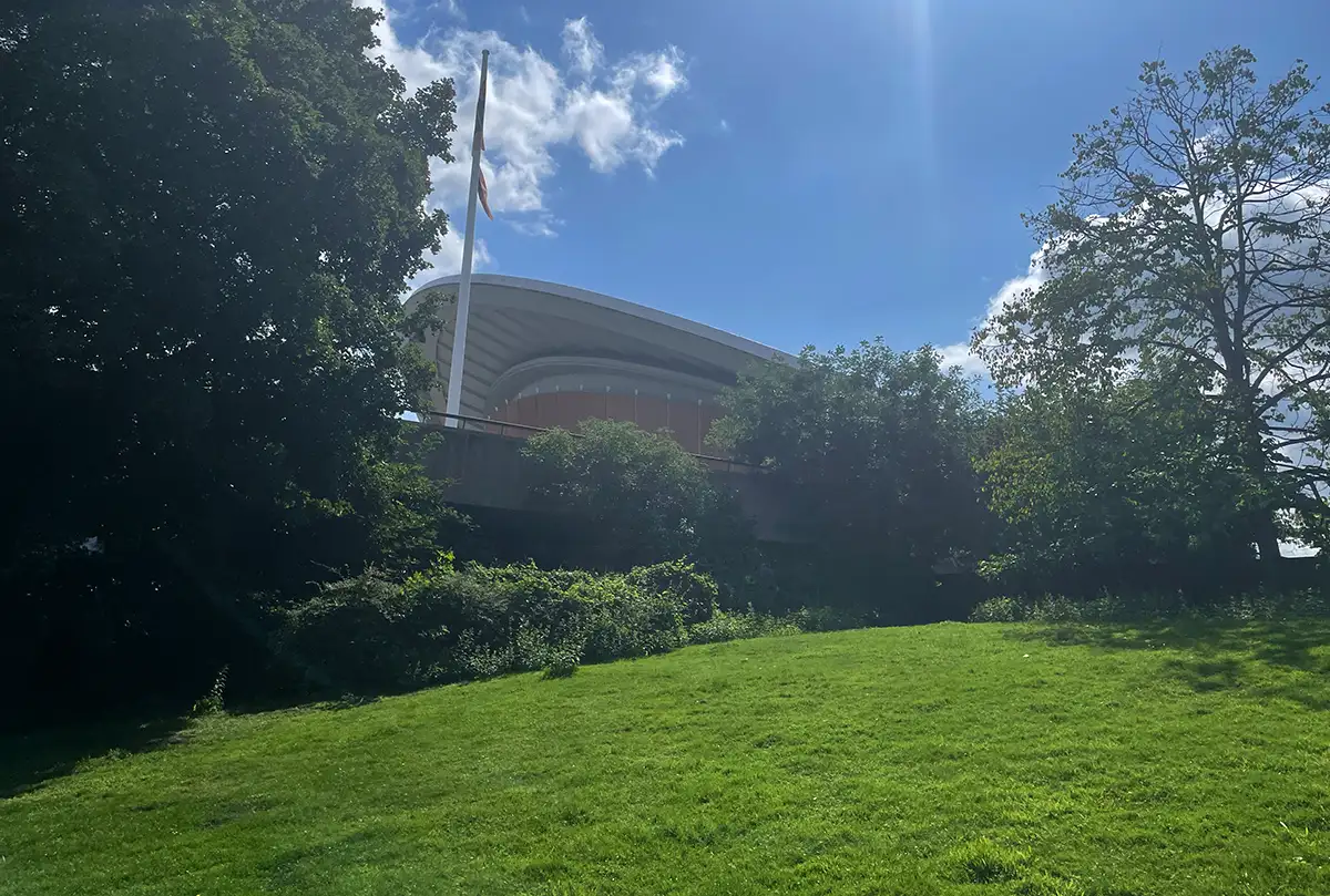 Haus der Kulturen der Welt, zu sehen hinter Bäumen