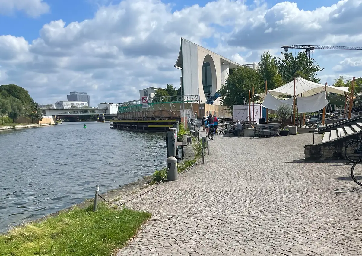 Laufgruppe nähert sich der Rückseite des Bundeskanzleramts, das hier eine Baustelle hat