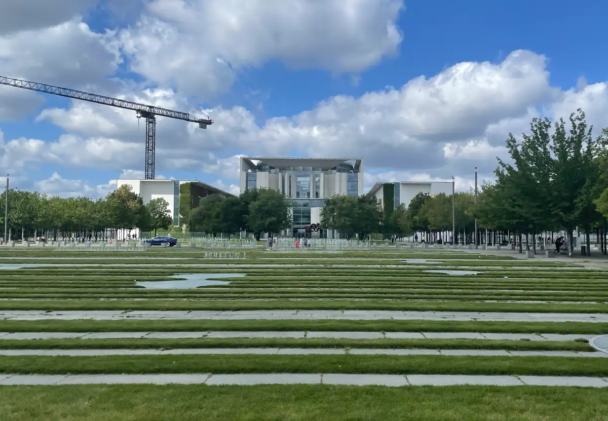 Bundeskanzleramt über den weiten Vorplatz gesehen