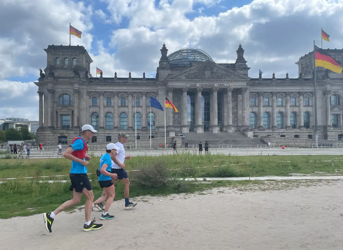 3 Läufer vor dem Reichstag