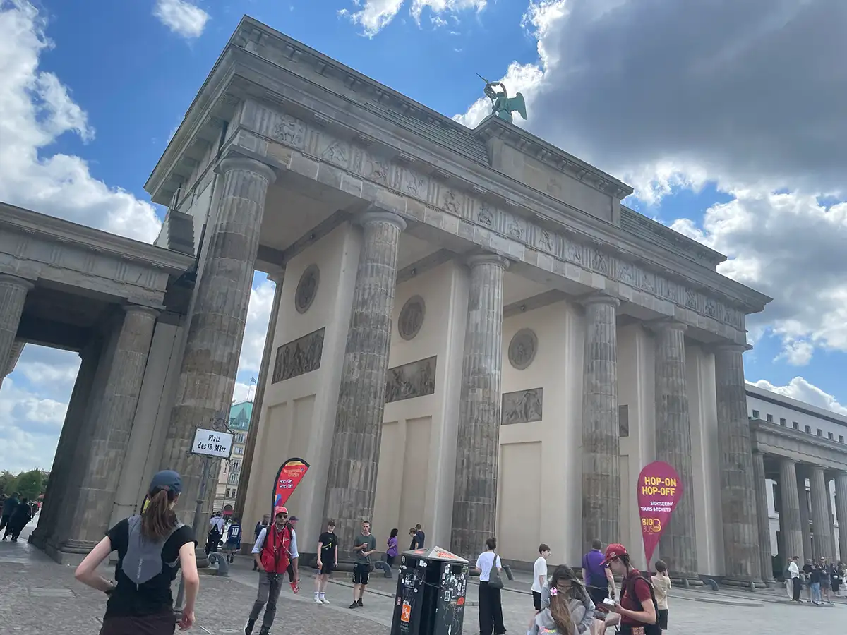 Brandenburger Tor aus der Untersicht