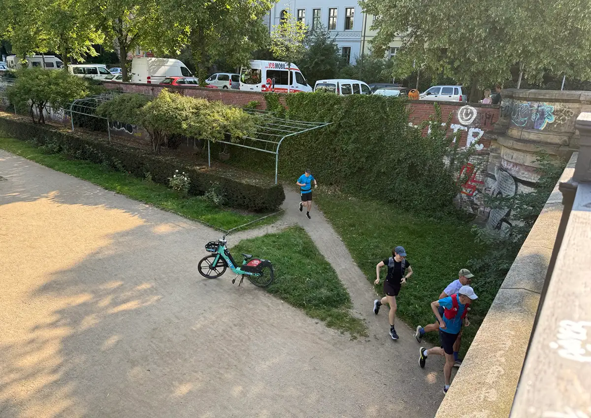 Blick von oben auf eine Laufgruppe