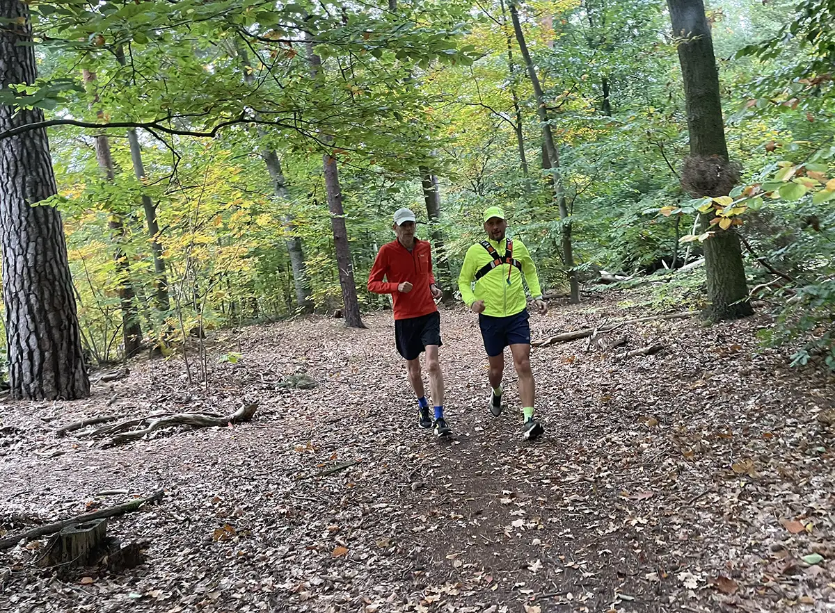 2 Läufer laufen durch den Wald